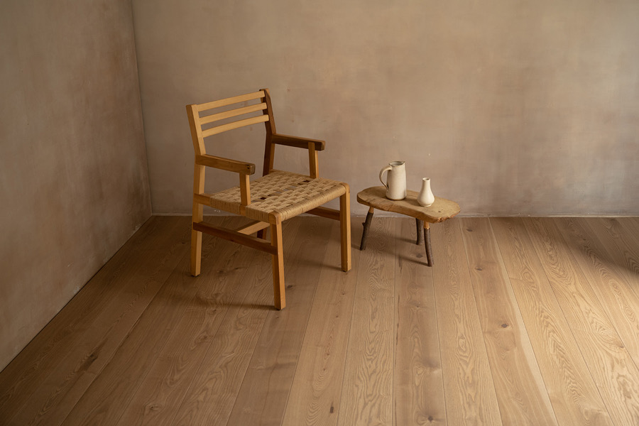 Piso de madera de roble claro con silla de madera