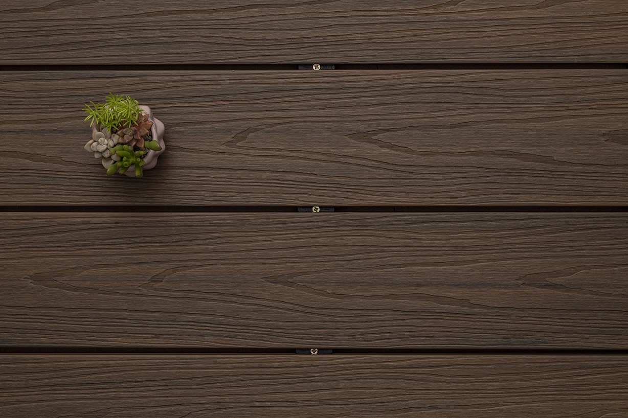 Deck composite color café con maceta