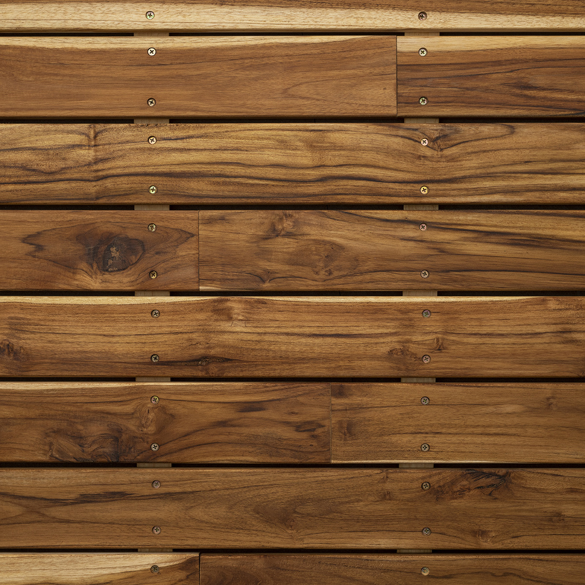 Deck de madera de teca con detalle de tornillería