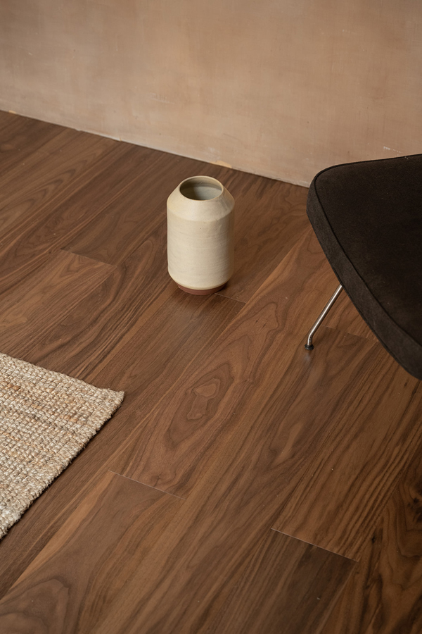 Piso de madera de nogal oscuro