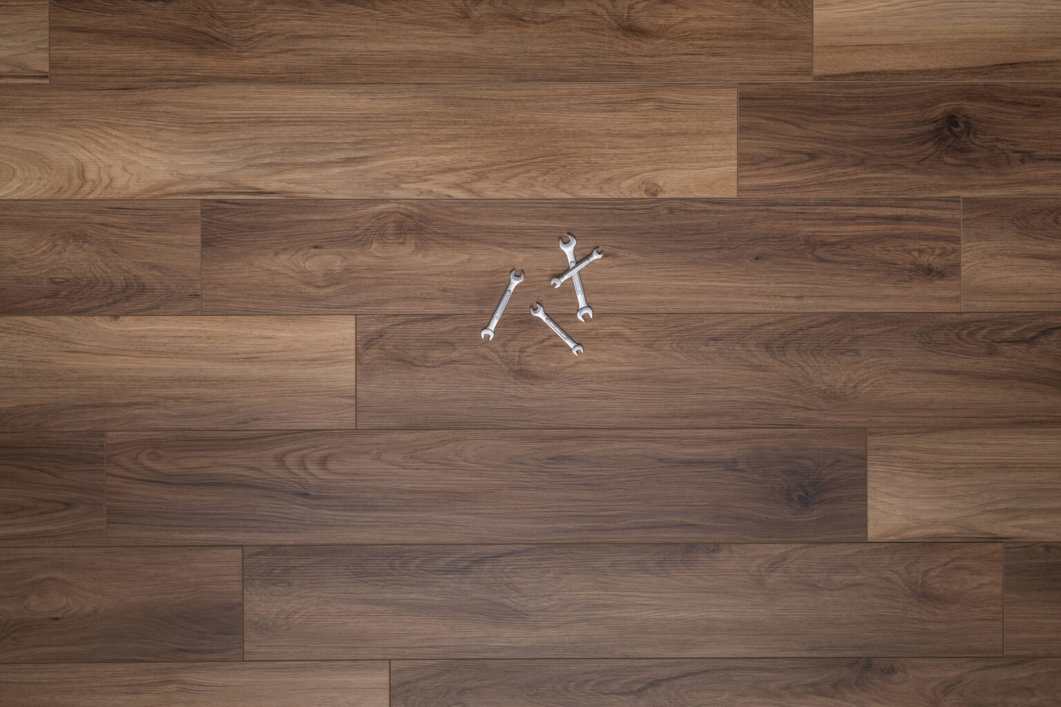 Piso laminado símil madera con herramientas de instalación